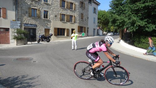 La traversée du village par le TCFIA